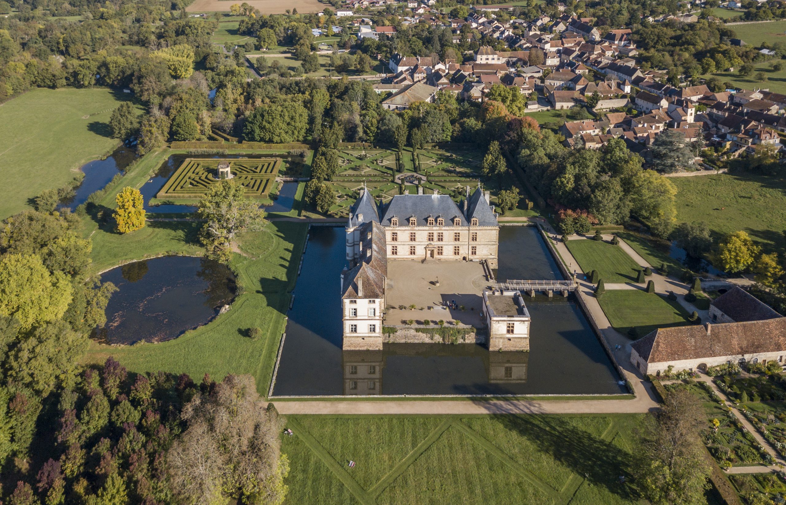 le château de Cormatin vu du ciel (Bourgogne)