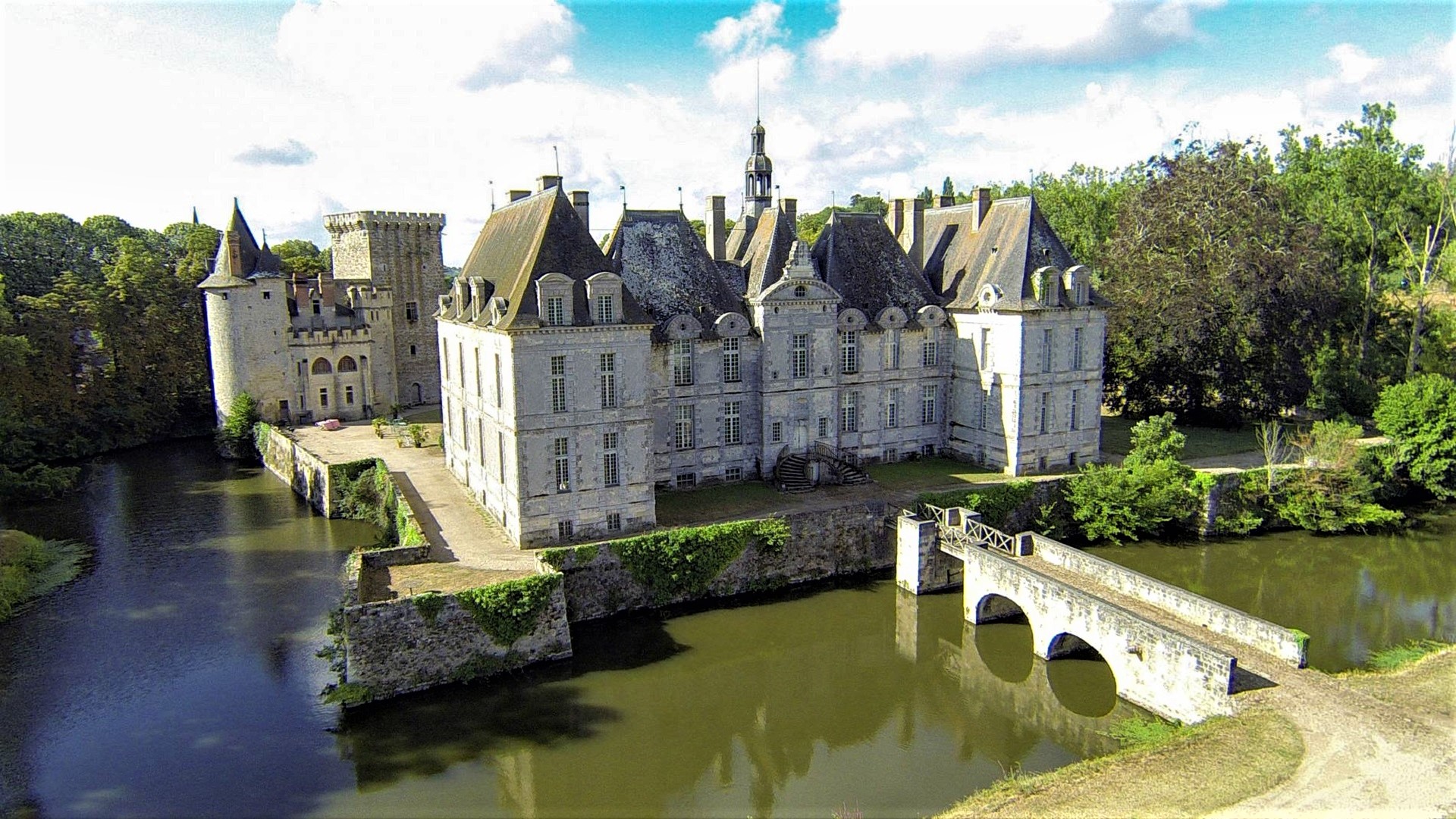 Шато сен. Франция замок сен-Лу-сюр-ТУЭ. Замок Chateau de Saint-loup. Замок сен-Лу-сюр-ТУЭ (Château de Saint-loup-sur-Thouet). Замок Куранс Франция.